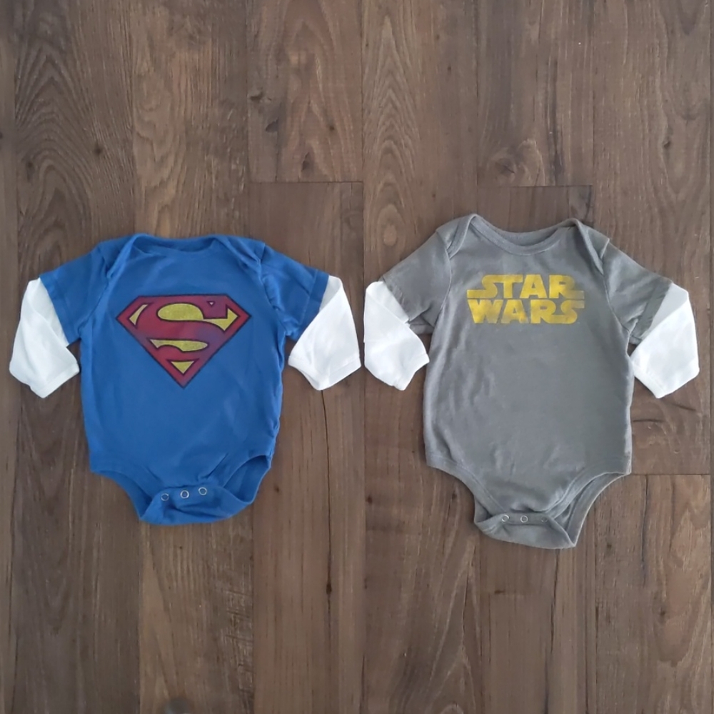 🍀2 EUC 3-6mo Old Navy bodysuits:Superman/StarWars